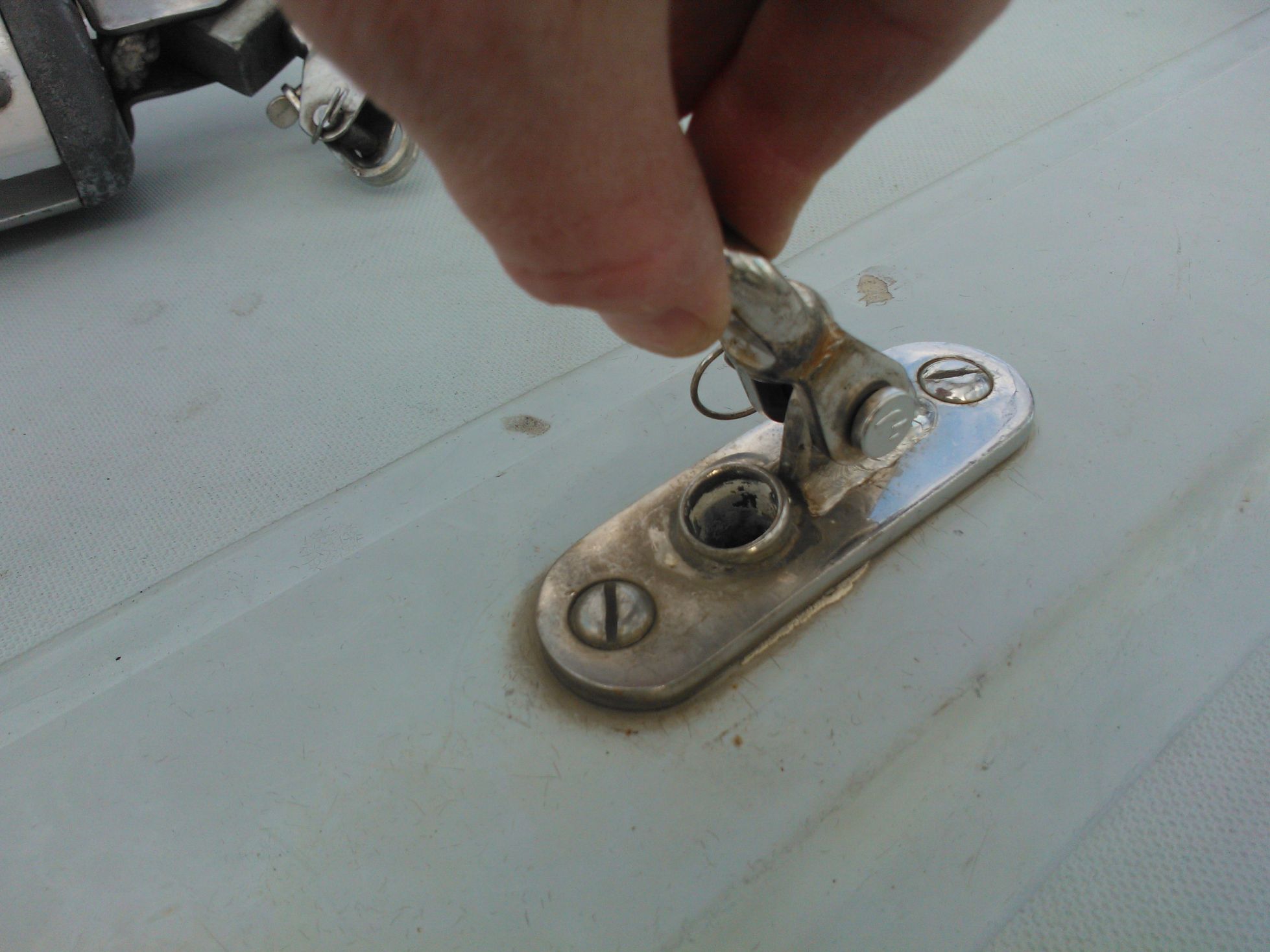 Etustaagin ja fokan kiinnitys kanteen